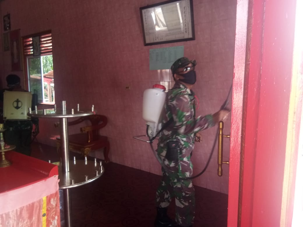 Babinsa Koramil 01/Bengkalis Laksanakan Penyemprotan Disinfektan Bersama Warga