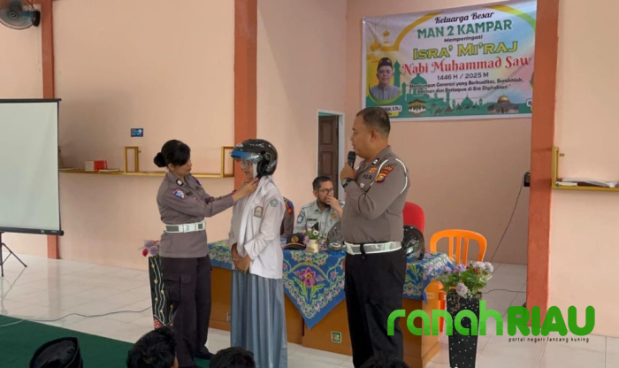 Edukasi Pelajar MAN 2 Kampar Etika Berkendara, Pakai HP saat Mengemudi Ditilang