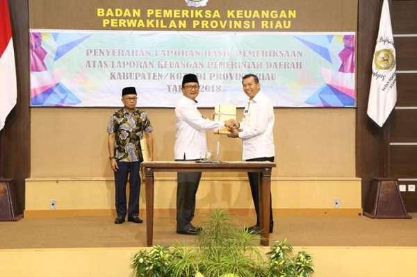 Penyerahan Laporan Hasil Pemeriksaan (LHP) dari Ketua BPK Perwakilan Riau kepada Wali Kota Pekanbaru