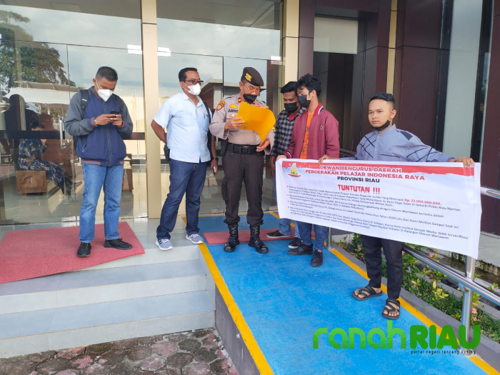 Massa Parindra datang ke Polda minta ketegasan untuk dugaan korupsi DPRD Kota