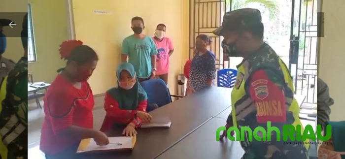 Babinsa Koramil 01 Bengkalis Lakukan Pengawasan Pembagian BLT