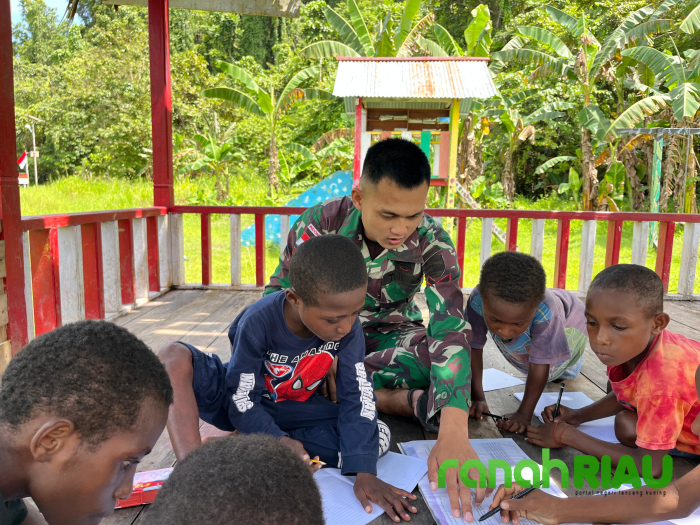 Keceriaan Anak-Anak Papua Bermain dan Belajar Bersama Satgas Yonif 131/BRS