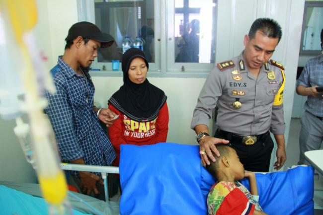 Suasana Haru Warnai Kunjungan Tim JB Saat Besuk Anak Penderita Gizi Buruk