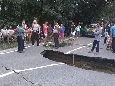 Jalan di Kuok Amblas, Sat Lantas Kampar Alihkan Jalur Kendaraan