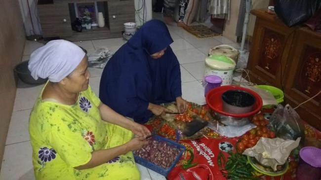 Wanita Ini Rela Cuti Sebulan Untuk Memasak Makanan Satgas TMMD