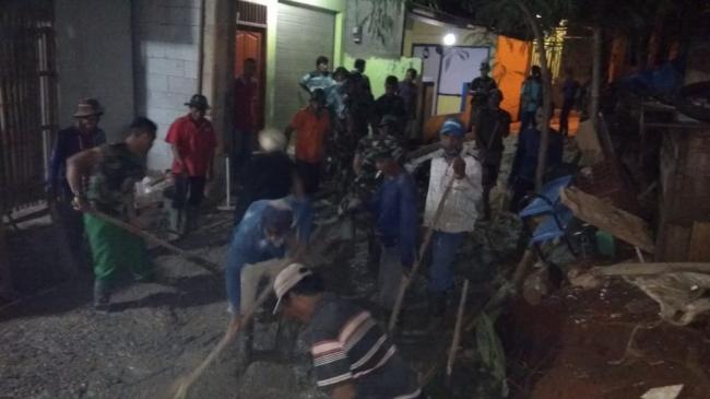 Gerimis Tak Halangi Satgas TMMD & Warga Mulai Pengecoran Jalan Malam Hari Di Kampung Cakung