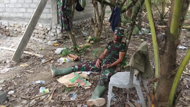 Kopda Wahyudin Tak Sadarkan Diri Tidur Bersandar di Pohon