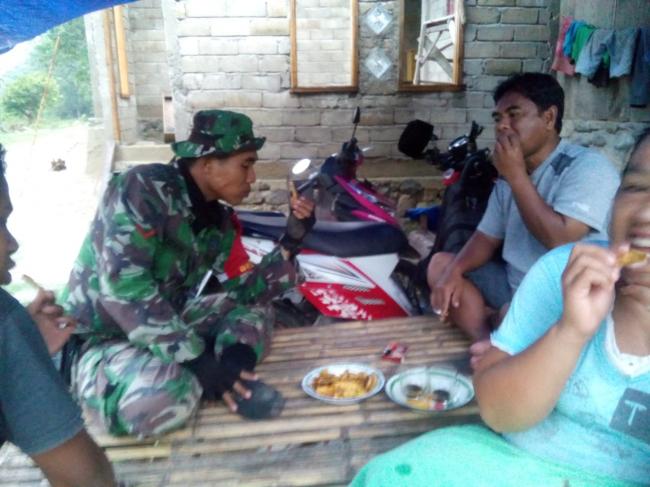 Masyarakat dan TNI TMMD," Nikmatnya Makan Pisang Hasil Komsos"