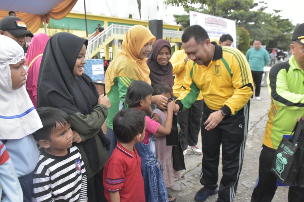 Dilepas Ketua TP PKK Kampar, Catur Sugeng ikuti Gerak jalan