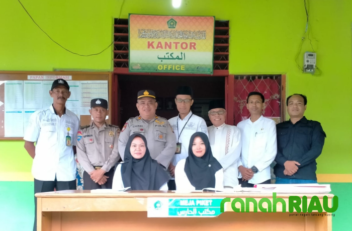 Pemilu Damai 2024, IPTU Cardi Ajak Pemilih Pemula di SMAN 1 Enok Waspada Hoax