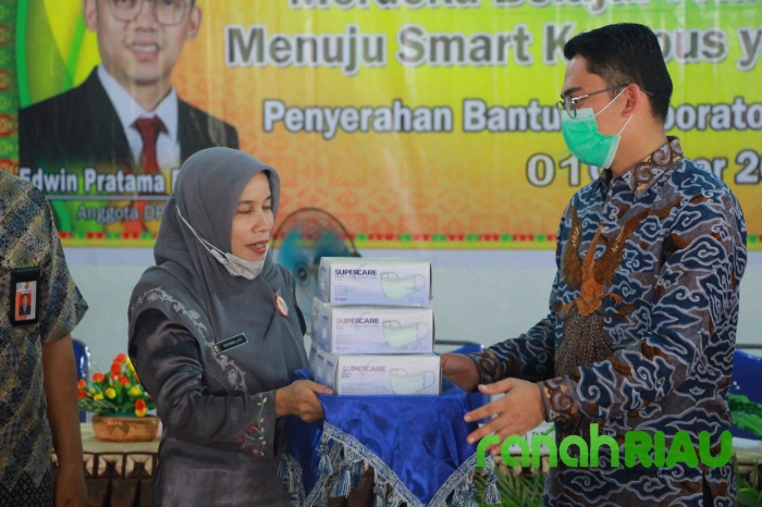 Kunker Senator Muda asal Riau, Edwin Pratama Putra bagikan masker dan handsanitizer 