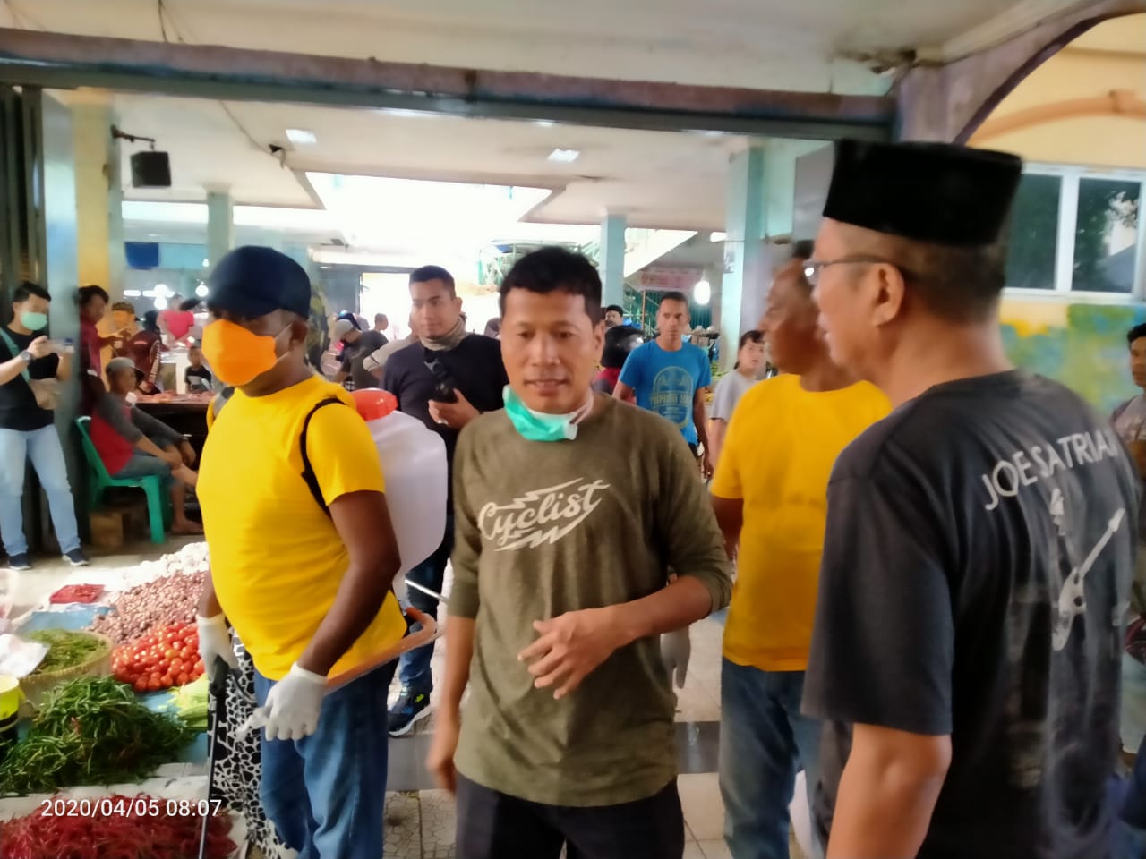 Bersama Ketua DPRD Riau, Warga Tionghoa Berikan Bantuan Di Desa Parit Bangkung