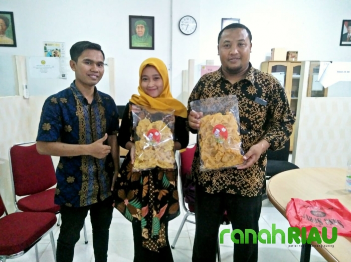 Kisah Mahasiswi Cantik yang konsisten di usaha Rempeyek