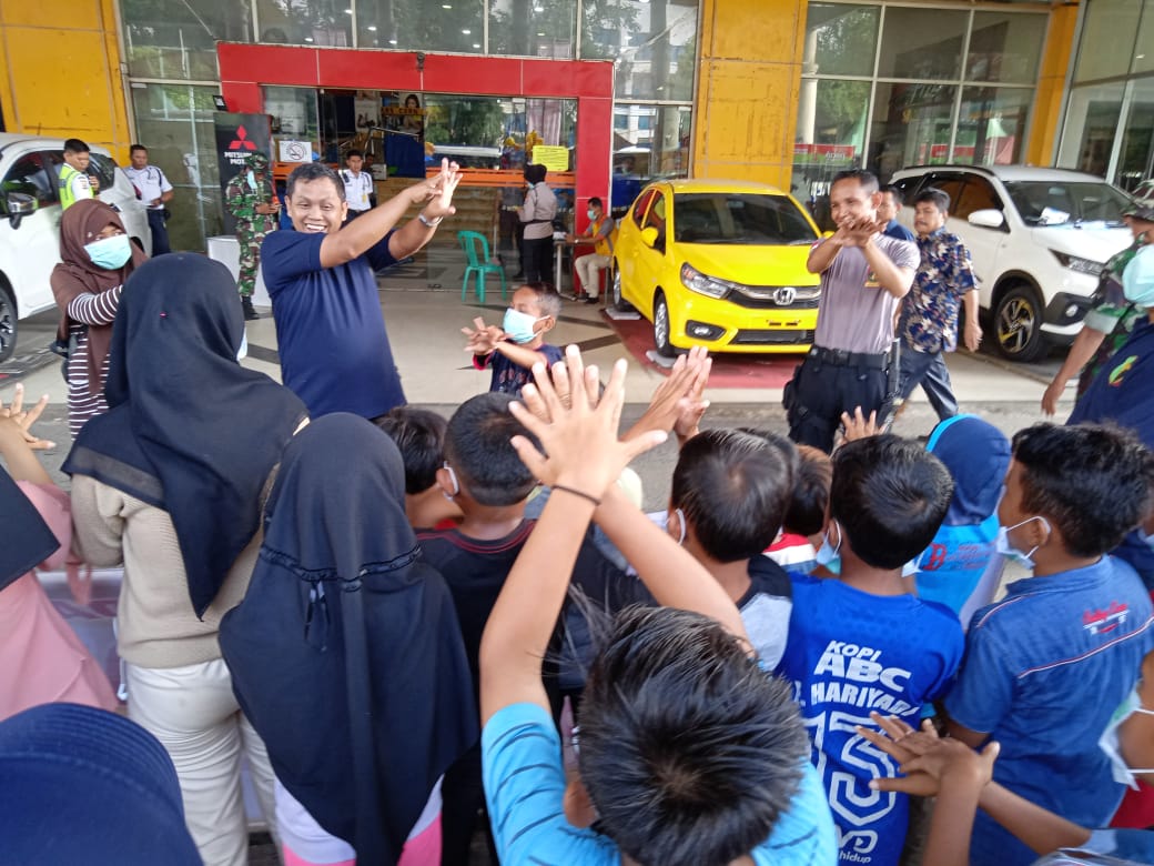 Cegah Covid 19 ditempat Umum, Polda Banten Bersihkan Mall Ramayana