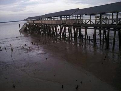 Tak Kunjung diperbaiki, Dermaga Masyarakat Desa Tanjung Gadai Ambruk