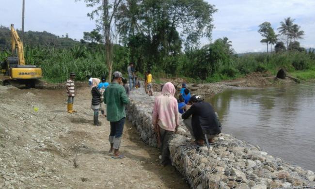 Dapat Bersantai Setelah Pembronjongan Sungai Selesai