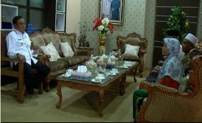 Alhmadullilah.. Seorang Juru Sapu dan Dua Guru Mengaji Bisa Umroh Gratis...