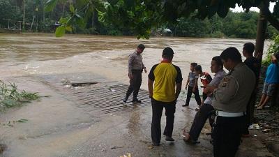 Monitoring Banjir, Kapolsek Tambang Ingatkan Kewaspadaan Banjir
