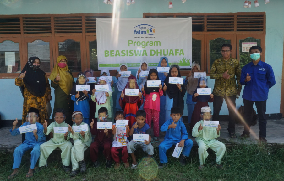 Rumah Yatim Bagikan Bantuan Pendidikan dan Biaya Hidup untuk Warga Kabupaten Kampar