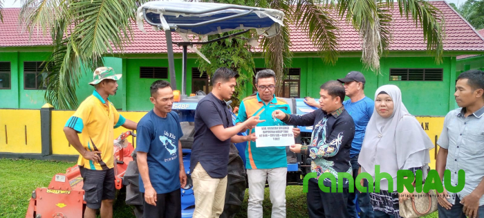 Sardiyono Serahkan Bantuan Tracktor, Petani Semakin Semangat Tanam Padi IP200