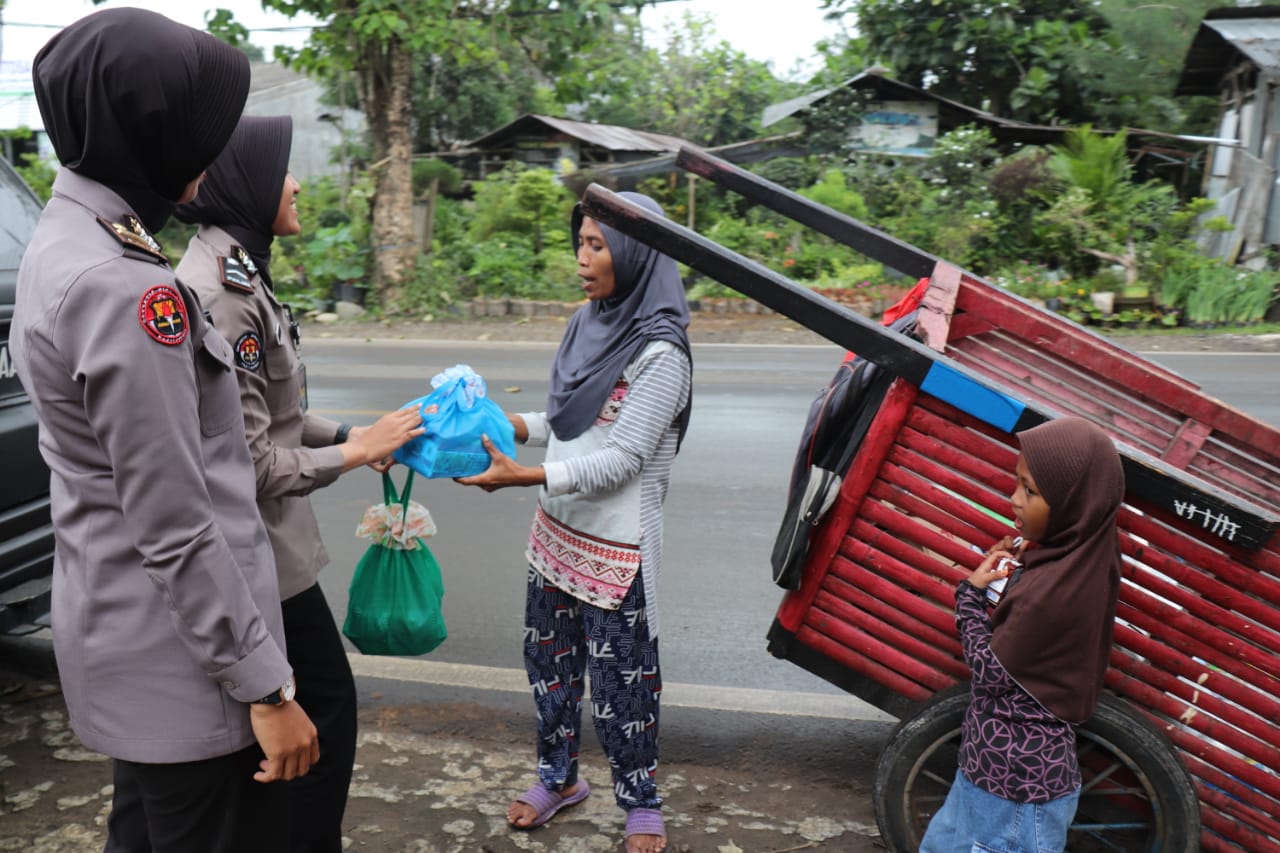 Jumat Barokah Polda Banten : Peduli dan Berbagi kepada masyarakat