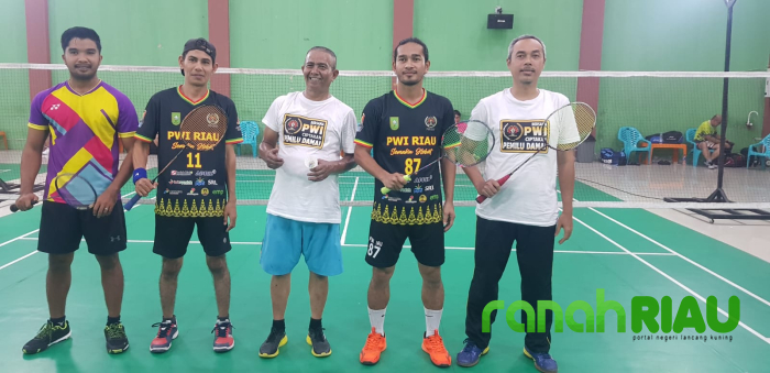 Kalahkan Amri-Harry B Koriun, Pasangan Yendrizal-Untung juarai Turnamen Badminton PWI Riau