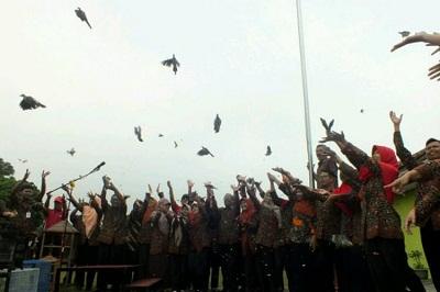 BBKSDA Riau melepasliarkan Burung, Ratusan Burung Liar Terbang bebas di Langit Dumai