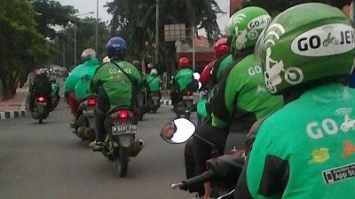 Memanas, Pengemudi Gojek Dipukuli Supir Taksi Konvesional