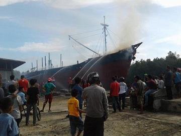 KM Agung Perkasa Terbakar