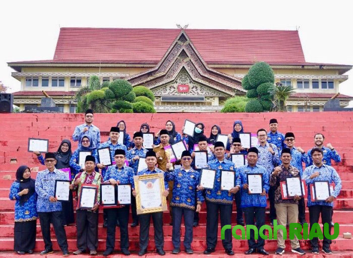 Brida Pelalawan Serahkan Hadiah dan Penghargaan Pemenang Lomba Inovasi Daerah Tahun 2024