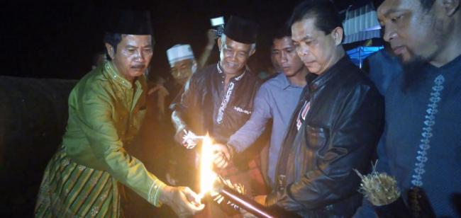 Sekda Kuansing, Wakili H.Halim Menyulutkan Api pertama Jalur Baru Desa Beringin Taluk.