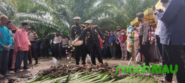 Kapolres Bengkalis Pimpin Proses Pemakaman Jenazah Aiptu Elzon Fahruzi