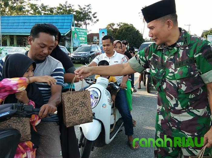 Koramil 09/Singingi Bersama Persit Bagikan Takjil Menjelang Buka Puasa