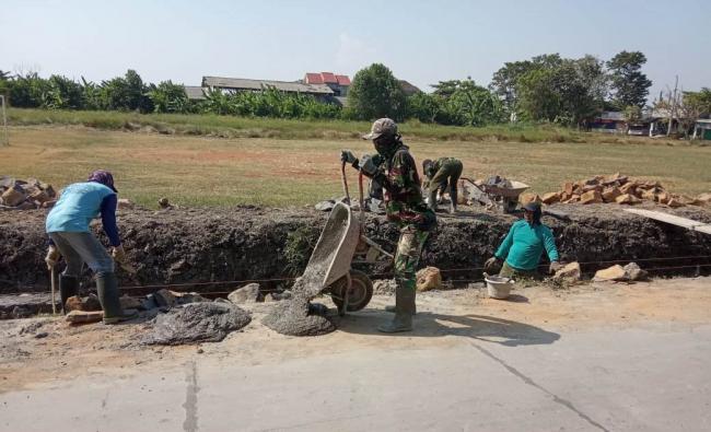 Teriknya Matahari Tak Menyurutkan Satgas TMMD Kejar Target