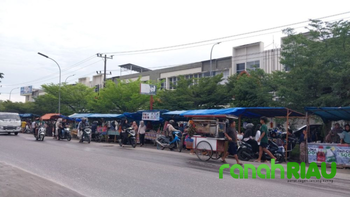 Pasar Ramadan di Garuda Sakti KM 3, Surganya Takjil bagi Warga Panam