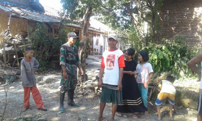 Kondisi Hujan dan Licin, Mahasiswa Tetap Semangat Lanjutkan Pekerjaan