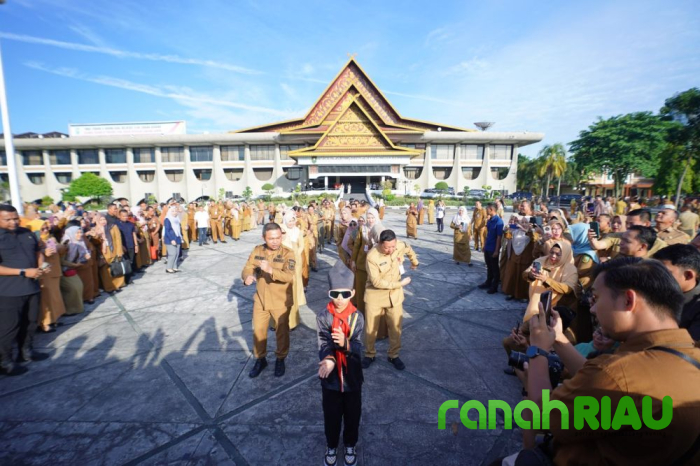 Suasana menjadi Meriah dan Penuh Sorak sorai saat Gubri Nobatkan Dikha jadi Duta Pariwisata