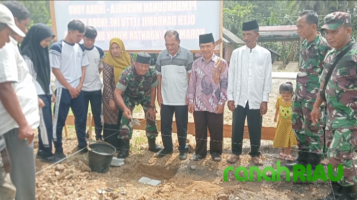 Danramil 08 KM Meletakkan Batu Pertama Pembangunan Mushola Indra Yono