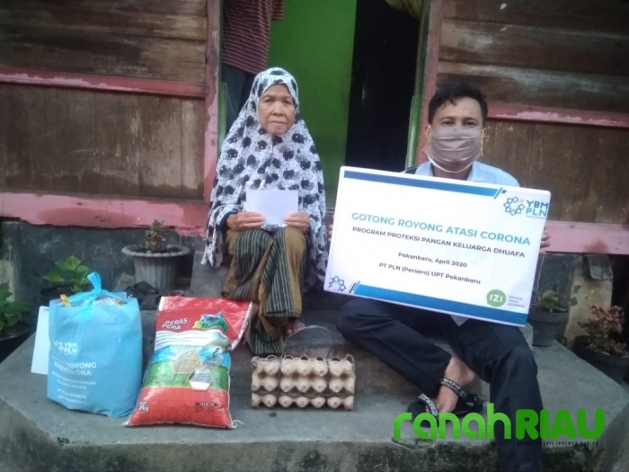 Ringankan Beban Masyarakat, YBM PLN UPT Pekanbaru dan IZI Riau Bagikan Sembako di 9 Wilayah