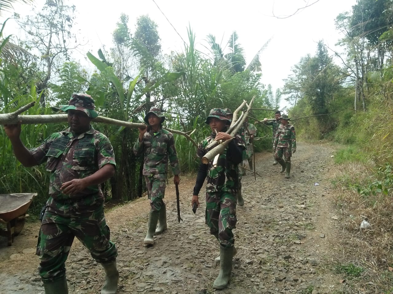 Satgas TMMD Bawa Kayu Bakar Demi Sesuap Nasi Mbah Parmi