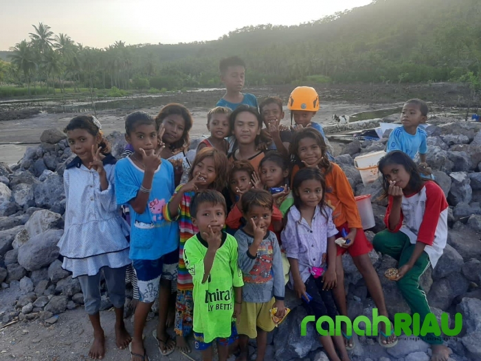 Bocah Desa Sagu Korban Banjir NTT : Terima kasih Kakak Mapala