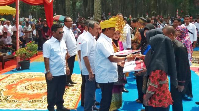  MOLDOKO Serahkan  Sertifikat di Rokan Hilir