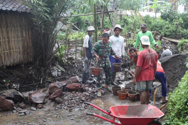 Masyarakat Senang Dengan Pembangunan Pos Kamling Oleh Satgas TMMD Ke 104 Kodim 0824/Jember.