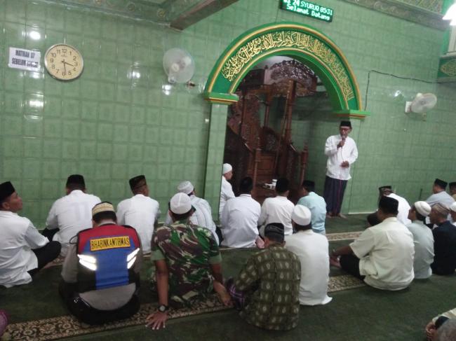 Bersama Masyarakat Simokerto, Kodim 0831/Surabaya Timur Gelar Shalat Tahajud