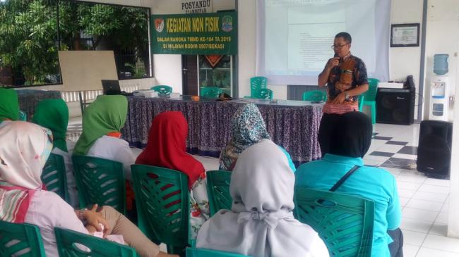 Warga Jatirasa Antusias Ikuti Penyuluhan Pengolahan Sampah Dari Satgas TMMD