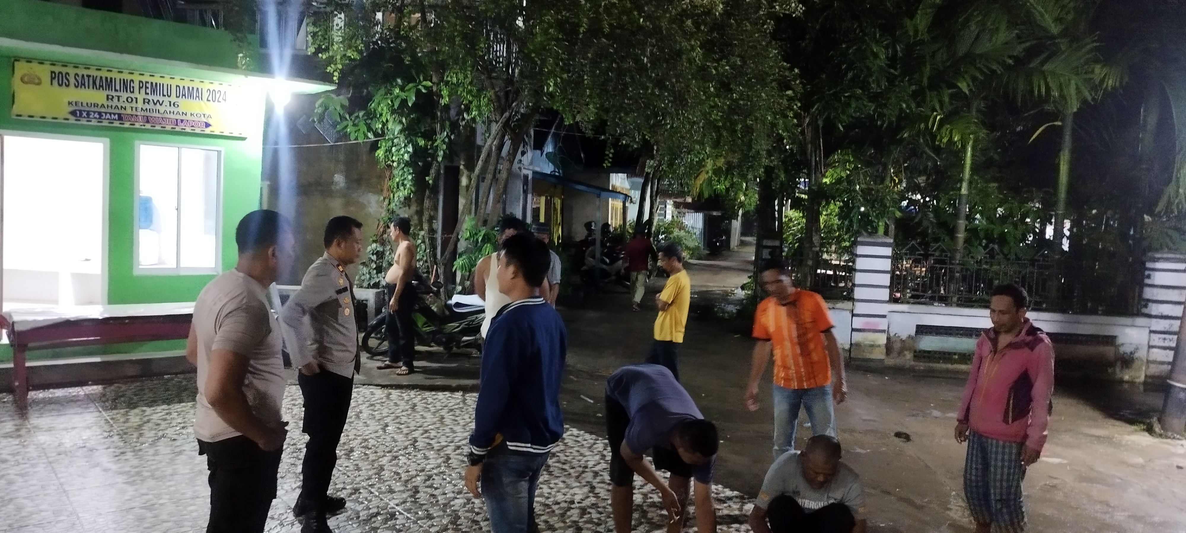 Polsek Tembilahan Hadirkan Budaya Lama Jaga Pos Satkamling Jelang Pemilu 2024