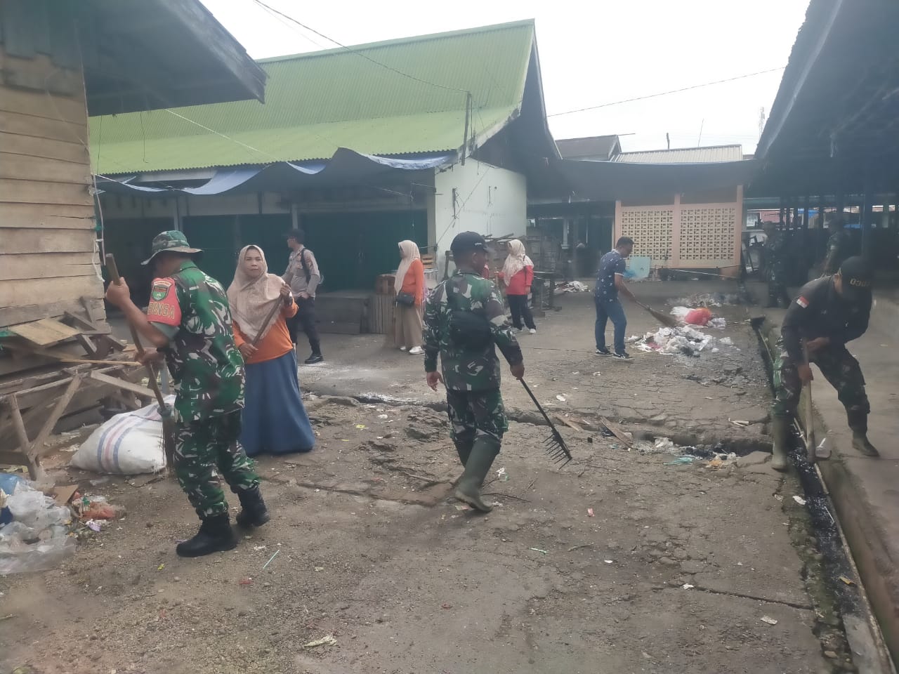 Koramil 08/KM Bersama Upika Laksanakan Goro di Pasar Lubuk Jambi
