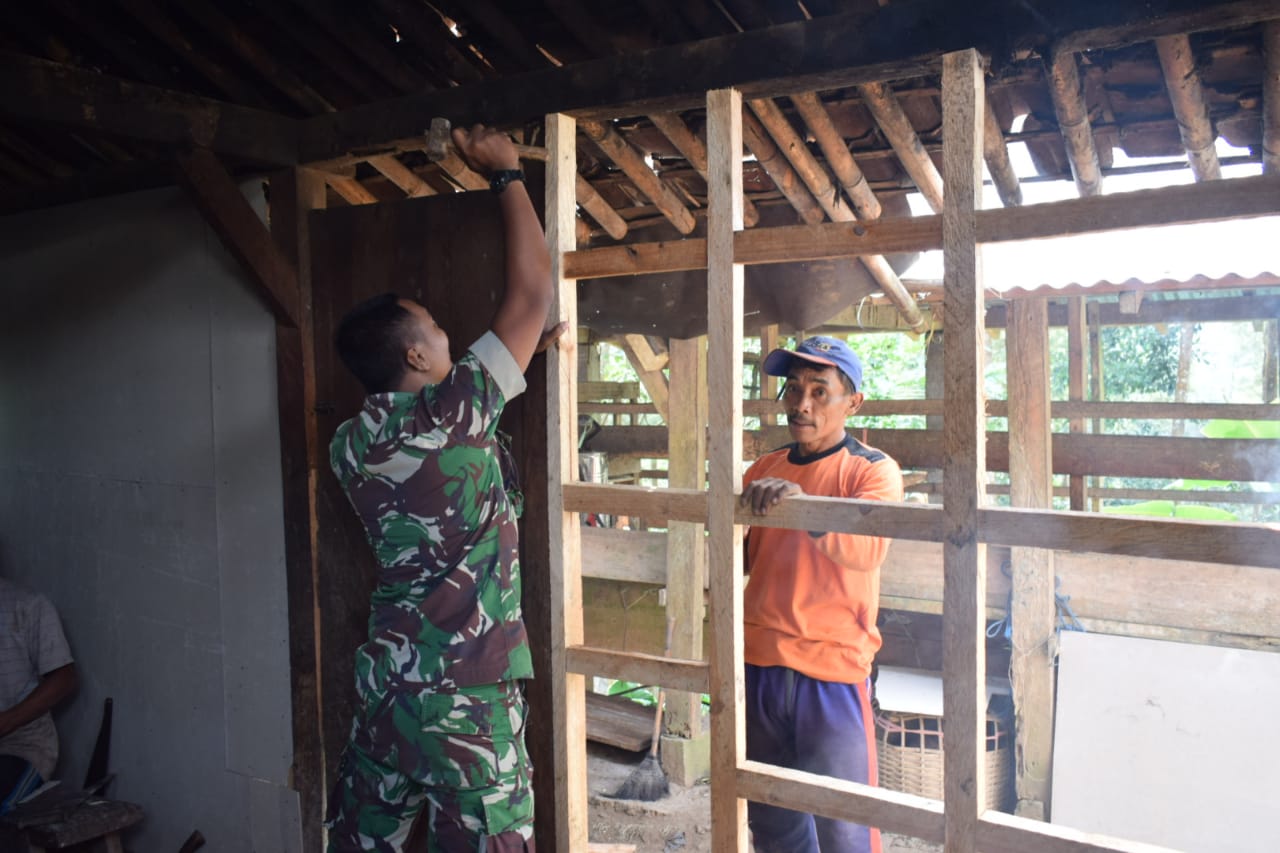 Satgas TMMD ke-105 Serka Feri Ukur Ketinggian Dapur Jemiran