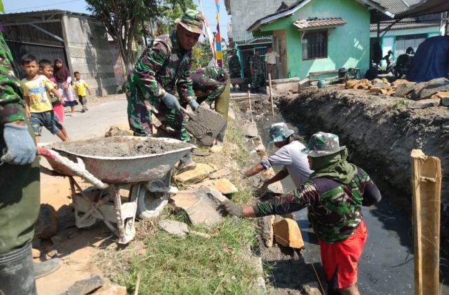 Mengawali Pra TMMD, TNI dan Warga Mulai "Menyentuh" Bangunan Talud 