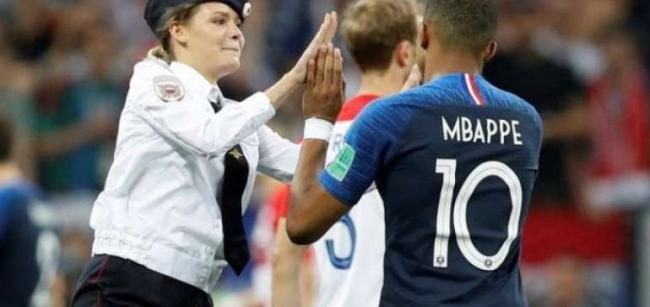 Perempuan Penyusup pada Final Piala Dunia lalu Dilarang Rusia ke Luar Negeri 